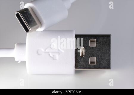 Extreme Nahaufnahme eines weißen USB-C-Kabels auf einem Weißer Hintergrund Stockfoto