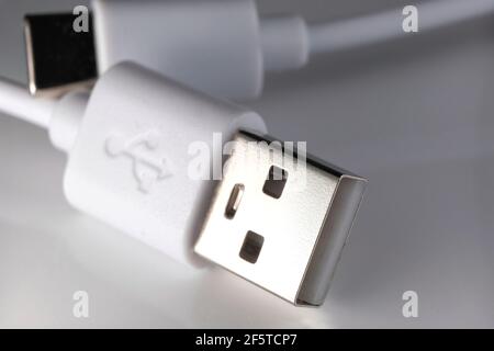 Extreme Nahaufnahme eines weißen USB-C-Kabels auf einem Weißer Hintergrund Stockfoto