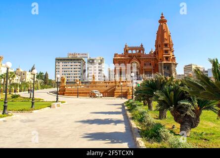 Kairo - Ägypten - 06. Oktober 2020: Misr al Gadida, Al Montaza, wunderschöne Aussicht auf den Baron Empain Palast mit Menschen und Gasse mit Palmen während des Tages. Stockfoto