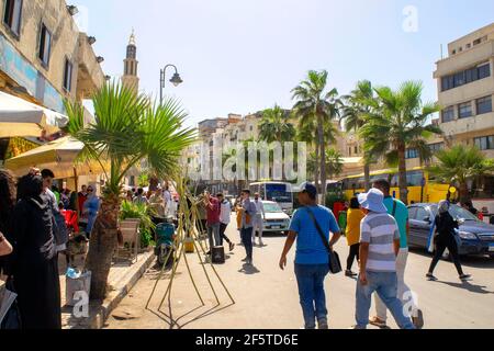 Alexandria - Ägypten - 08. Oktober 2020: Corniche Straße während der Festzeit mit vielen Menschen. Der überfüllte historische Ort mit Museen und Moschee in Alexand Stockfoto