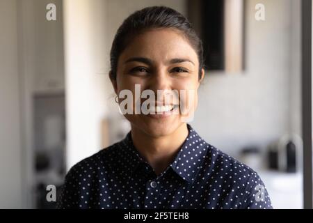 Kopfaufnahme Porträt lächelnde indische Frau Blick auf die Kamera Stockfoto