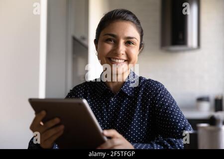 Kopf erschossen Porträt lächelnd indische junge Frau hält Tablet Stockfoto