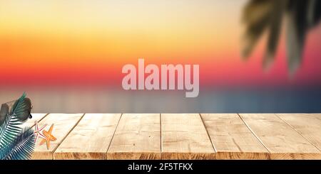 Abstrakt verschwommen defokussierten blauen Strand Bokeh Hintergrund und braun Holz Tabelle zur Werbung und Werbung für Produkte auf dem Display Stockfoto