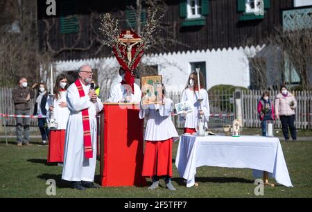 Tutzing, Deutschland. März 2021, 28th. Pater Peter Brummer (l) leitet den Palmsonntag vor der St. Joseph's Kirche. Palmsonntag markiert den Beginn der vorösterlichen Karwoche mit Ostern als Höhepunkt des Kirchenjahres. Quelle: Sven Hoppe/dpa/Alamy Live News Stockfoto