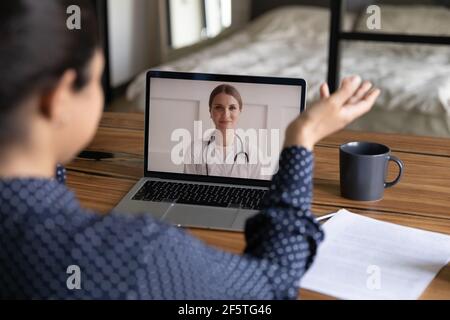 Rückansicht indische Frau macht Videoanruf zum Arzt Stockfoto