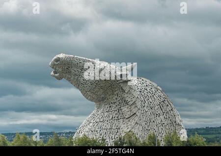 EDINBURGH, GROSSBRITANNIEN - 03. JUNI 2019: Pferdekopfskulpturen genannt Kelpies an einem bewölkten Tag. Stockfoto