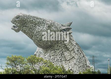 EDINBURGH, GROSSBRITANNIEN - 03. JUNI 2019: Detail einer der Pferdekopfskulpturen Kelpies an einem bewölkten Tag Stockfoto