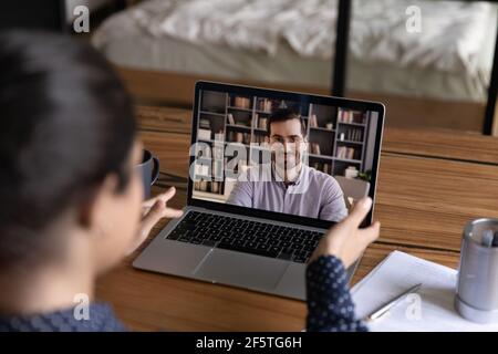 Rückansicht Indische Frau macht Videoanruf an Kollegen Stockfoto