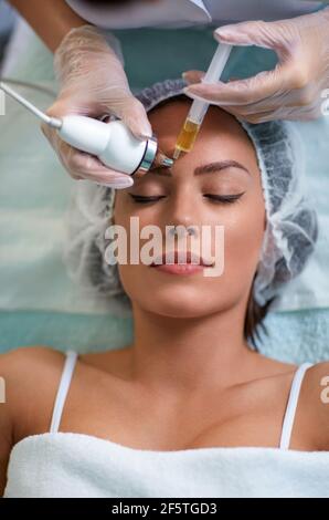 Hautpflege, Nahaufnahme der Frau bekommen Gesichtshydratisierung der Haut mit Sauerstoff-Behandlung in kosmetischen Beauty-Spa-Klinik Stockfoto