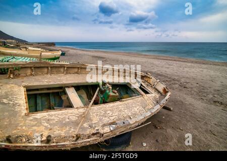 Überreste von stillgelauften Booten in Las Salinas, Cabo de Gata, Almeria, Spanien. Stockfoto