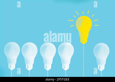 Gelbe Glühlampe auf blauem Hintergrund. Kreative Idee, neue Idee und Innovationskonzepte. Stockfoto