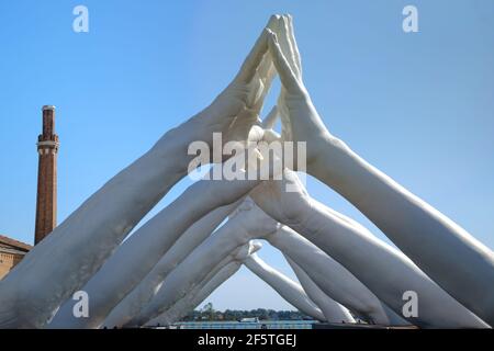 Große weiße Hände von Building Bridges Skulptur von Lorenzo Quinn In der Biennale Kunstausstellung Arsenale in Venedig Stockfoto