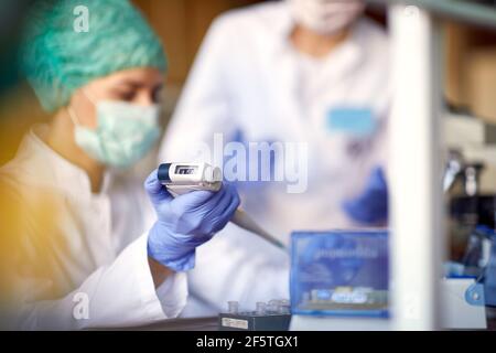 Junge Wissenschaftler arbeiten in einer Schutzausrüstung in einer sterilen Laborumgebung. Wissenschaft, Chemie, Labor, covid 19, Virus, corona Stockfoto