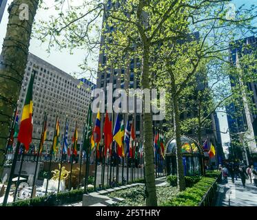 2004 HISTORISCHE REIHEN VON NATIONALFLAGGEN ROCKEFELLER CENTER (©RAYMOND HOOD 1939) MANHATTAN NEW YORK CITY USA Stockfoto