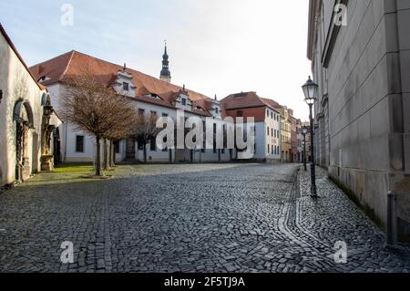 Altes Gymnasium in der Stadt Zittau. Die Fassade trägt ein Zitat von Cicero Stockfoto
