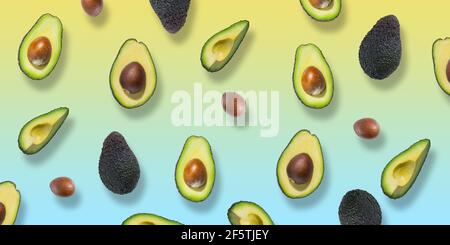 Muster aus frischen reifen grünen Avocados. Avocado-Banner. Avocado Stücke und Hälften isoliert auf buntem Hintergrund. Draufsicht. Flach liegend Stockfoto