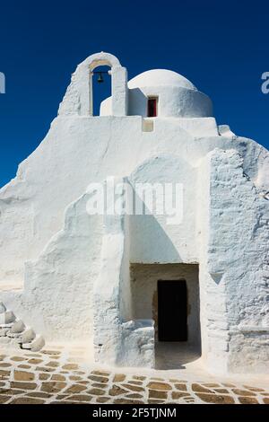 Mykonos Island, Griechenland. Alte Panagia Paraportiani Kirche in Chora Stadt. Griechische Architektur Stockfoto
