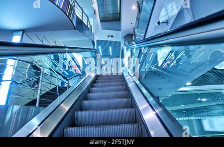 Blick auf die Rolltreppe am Flughafenterminal. Blau getönt Stockfoto