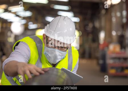 Ingenieure untersuchen neue beschichtete Rohre im Werk, Ventory Check Stockfoto