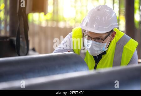 Ingenieure untersuchen neue beschichtete Rohre im Werk, Ventory Check Stockfoto