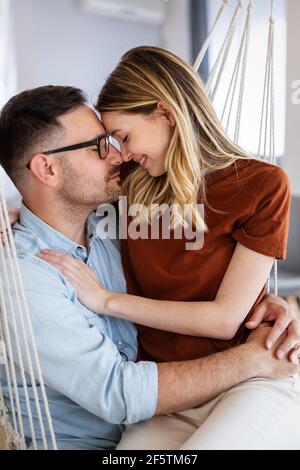 Nettes Paar in der Liebe Umarmung und mit großen Zeit zusammen Zu Hause Stockfoto