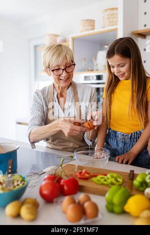 Großmutter und Enkelin kochen in der Küche. Familie Spaß Liebe Generation Konzept Stockfoto
