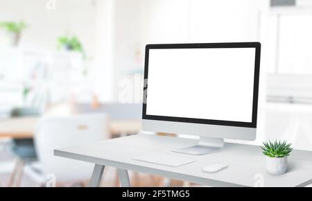 Moderne Computerdisplays auf dem Schreibtisch. Modernes Studio mit sauberem Schreibtisch. Platz daneben kopieren. Bildschirm in Weiß isoliert Stockfoto