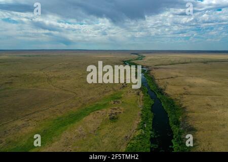 Flussbett in der Steppe und blauer Himmel Stockfoto
