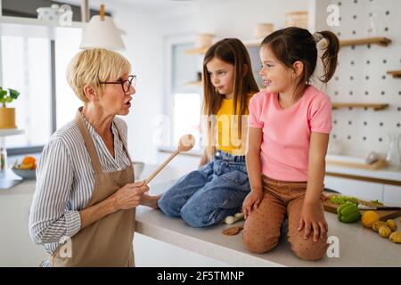 Großmutter schimpft ihre Enkelkinder Mädchen. Familie, Bestrafung, Disziplin Konzept Stockfoto