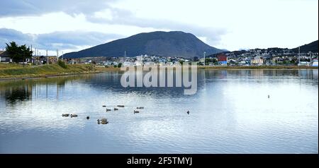 Ushuaia ist eine argentinische Stadt, die am südlichen Ende des Landes in Feuerland liegt und den Spitznamen "das Ende der Welt" trägt. Stockfoto