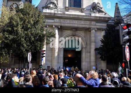 Paris, Frankreich. März 2021, 28th. Palmsonntag in der Kirche Saint-Nicolas-du-Chardonnet in Paris, Frankreich, am 28. März 2021. Palmsonntag symbolisiert den Eintritt in die Karwoche für Katholiken. Ein Moment großer Inbrunst, der sich wieder einmal an den gesundheitlichen Kontext anpassen muss. Foto von Lionel Urman/ABACAPRESS.COM Quelle: Abaca Press/Alamy Live News Stockfoto