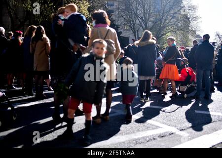Paris, Frankreich. März 2021, 28th. Palmsonntag in der Kirche Saint-Nicolas-du-Chardonnet in Paris, Frankreich, am 28. März 2021. Palmsonntag symbolisiert den Eintritt in die Karwoche für Katholiken. Ein Moment großer Inbrunst, der sich wieder einmal an den gesundheitlichen Kontext anpassen muss. Foto von Lionel Urman/ABACAPRESS.COM Quelle: Abaca Press/Alamy Live News Stockfoto
