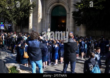 Paris, Frankreich. März 2021, 28th. Palmsonntag in der Kirche Saint-Nicolas-du-Chardonnet in Paris, Frankreich, am 28. März 2021. Palmsonntag symbolisiert den Eintritt in die Karwoche für Katholiken. Ein Moment großer Inbrunst, der sich wieder einmal an den gesundheitlichen Kontext anpassen muss. Foto von Lionel Urman/ABACAPRESS.COM Quelle: Abaca Press/Alamy Live News Stockfoto