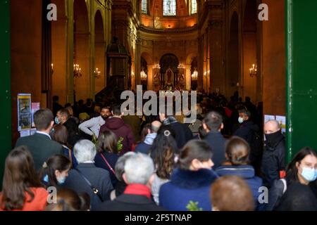 Paris, Frankreich. März 2021, 28th. Palmsonntag in der Kirche Saint-Nicolas-du-Chardonnet in Paris, Frankreich, am 28. März 2021. Palmsonntag symbolisiert den Eintritt in die Karwoche für Katholiken. Ein Moment großer Inbrunst, der sich wieder einmal an den gesundheitlichen Kontext anpassen muss. Foto von Lionel Urman/ABACAPRESS.COM Quelle: Abaca Press/Alamy Live News Stockfoto
