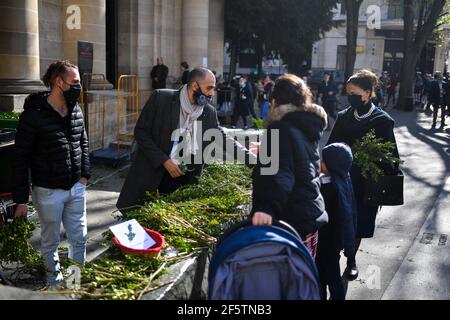 Paris, Frankreich. März 2021, 28th. Palmsonntag in der Kirche Saint-Nicolas-du-Chardonnet in Paris, Frankreich, am 28. März 2021. Palmsonntag symbolisiert den Eintritt in die Karwoche für Katholiken. Ein Moment großer Inbrunst, der sich wieder einmal an den gesundheitlichen Kontext anpassen muss. Foto von Lionel Urman/ABACAPRESS.COM Quelle: Abaca Press/Alamy Live News Stockfoto