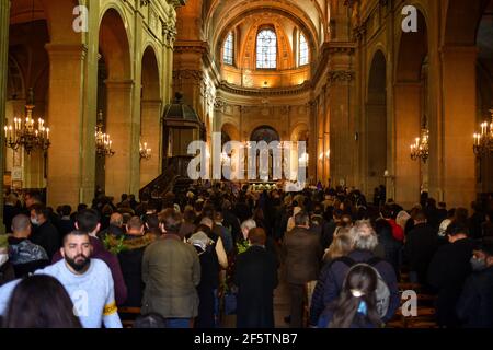 Paris, Frankreich. März 2021, 28th. Palmsonntag in der Kirche Saint-Nicolas-du-Chardonnet in Paris, Frankreich, am 28. März 2021. Palmsonntag symbolisiert den Eintritt in die Karwoche für Katholiken. Ein Moment großer Inbrunst, der sich wieder einmal an den gesundheitlichen Kontext anpassen muss. Foto von Lionel Urman/ABACAPRESS.COM Quelle: Abaca Press/Alamy Live News Stockfoto