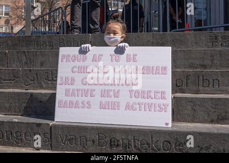 New York, Usa. März 2021, 27th. Mia Gomez, 4 Jahre, Hält ein Plakat, das sagt, stolz AF zu chinesisch kolumbianischen 3rd Generation native New Yorker Badass Mini-Aktivist während der National Day of Action Rallye in Flushing Nachbarschaft.Kundgebungen und eine Show der Unterstützung für asiatische Amerikaner sprang am Samstag im ganzen Land als Mitglieder und Unterstützer der asiatisch-amerikanischen Gemeinschaft Nehmen Sie an einem Nationalen Aktionstag Teil. Kredit: SOPA Images Limited/Alamy Live Nachrichten Stockfoto