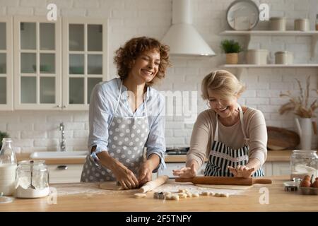 Lächelnde Frau und reife Mutter backen zusammen Stockfoto