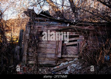 Altes verlassenes Holzhaus. Stockfoto