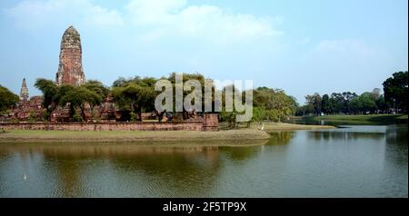 Wat Phra RAM ist allgemein unter Ayutthaya Bewohnern als Erholungsgebiet bekannt. Vor dem Tempel befindet sich ein großer Sumpf. Stockfoto