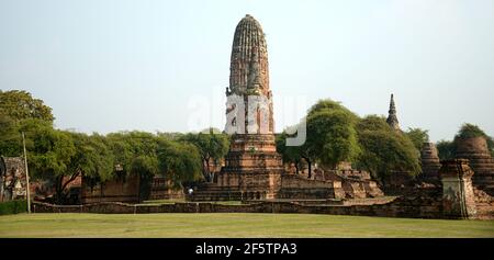 Wat Phra RAM ist allgemein unter Ayutthaya Bewohnern als Erholungsgebiet bekannt. Vor dem Tempel befindet sich ein großer Sumpf. Stockfoto