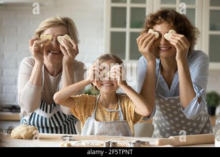 Porträt glücklicher drei Generationen von Frauen, die in der Küche backen Stockfoto