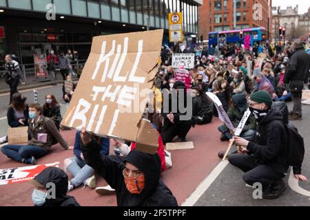 Manchester, Großbritannien. 27th. März 2021. Demonstranten protestieren in der Portland Street in Manchester während einer "Kill the Bill"-Demonstration. Die neue Gesetzgebung der Regierung wird der Polizei mehr Befugnisse zur Kontrolle von Protesten geben. Bild: Gary Roberts Stockfoto