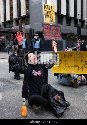 Manchester, Großbritannien. 27th. März 2021. Demonstranten protestieren in der Portland Street in Manchester während einer "Kill the Bill"-Demonstration. Die neue Gesetzgebung der Regierung wird der Polizei mehr Befugnisse zur Kontrolle von Protesten geben. Bild: Gary Roberts Stockfoto