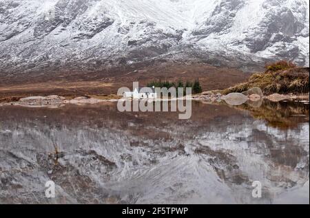 Die Lagangarbh Hütte des Scottish Mountaineering Club befindet sich auf der Nordseite des schneebedeckten Buachaille Etive Mor in Glencoe. Bilddatum: Sonntag, 28. März 2021. Stockfoto