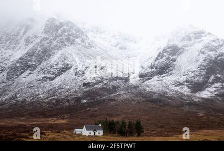 Die Lagangarbh Hütte des Scottish Mountaineering Club befindet sich auf der Nordseite des schneebedeckten Buachaille Etive Mor in Glencoe. Bilddatum: Sonntag, 28. März 2021. Stockfoto