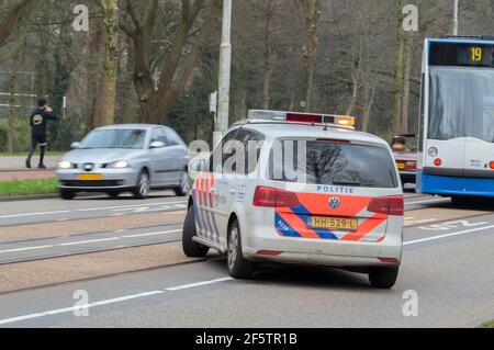 Rückseite Polizeiauto bei einem Unfall mit EINER Straßenbahn an Amsterdam Niederlande 24-3-2021 Stockfoto