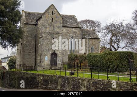 Die mittelalterliche Kirche St. Martin's an den Mauern in Wareham, Dorset. Wie der Name schon sagt, war die Kirche Teil der Stadtmauer. Das ist es Stockfoto