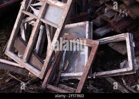 Demontierte Holzfenster mit Glas. Stapeln Sie alte Holzrahmen. Stockfoto