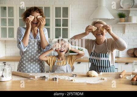 Glückliche drei Generationen von Frauen haben Spaß beim Backen Stockfoto